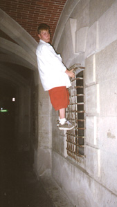 6-9-00 Shawn fooling around & looking yummy!.jpg (25304 bytes)